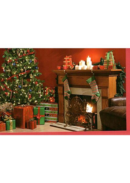 Weihnachtskarte traditionell Geschenke vorm Kamin