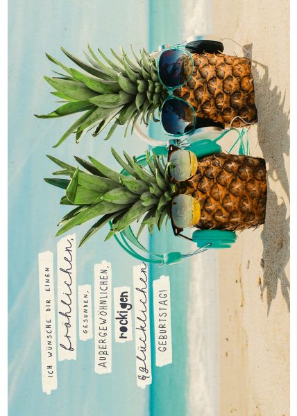 Postkarte Geburtstag Zwei Ananas mit Sonnenbrille und Kopfhörern im Sand, Zuckerrohrpapier