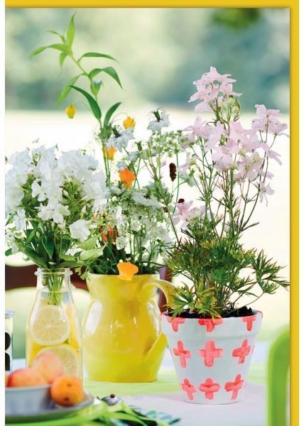 Blumen-Natur-Blankokarten - Bunte Blumenarrangements in Vasen und Töpfen auf einem Tisch im Freien