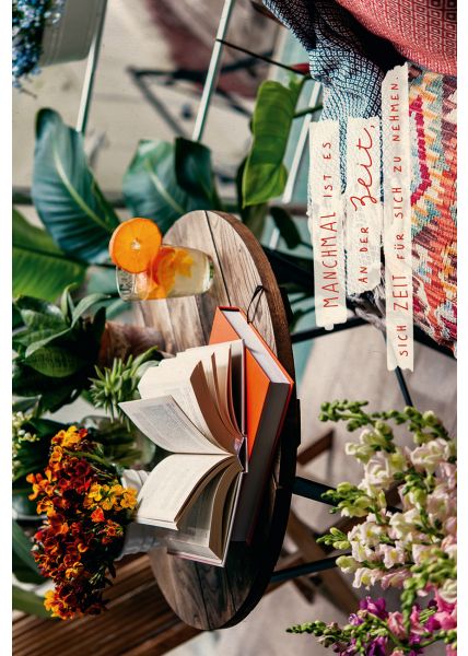 Postkarte Lebensweisheit Zeit nehmen Bücher und Blumen auf Holztisch, Zuckerrohrpapier
