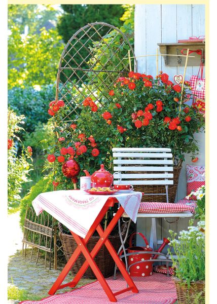 Fotogrußkarte Sommer auf dem Land Stuhl und gedecktes Tischchen im Garten